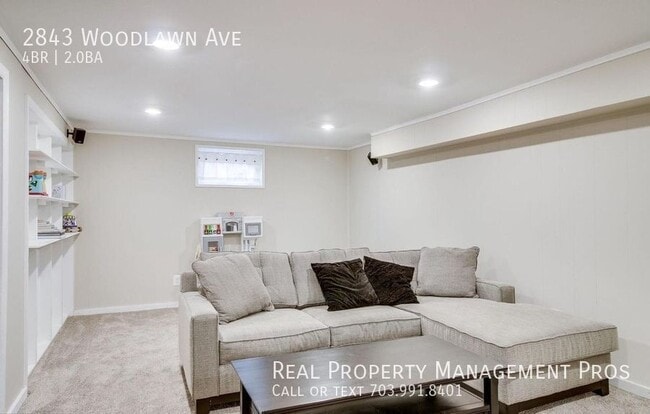 Building Photo - 2843 Woodlawn Ave