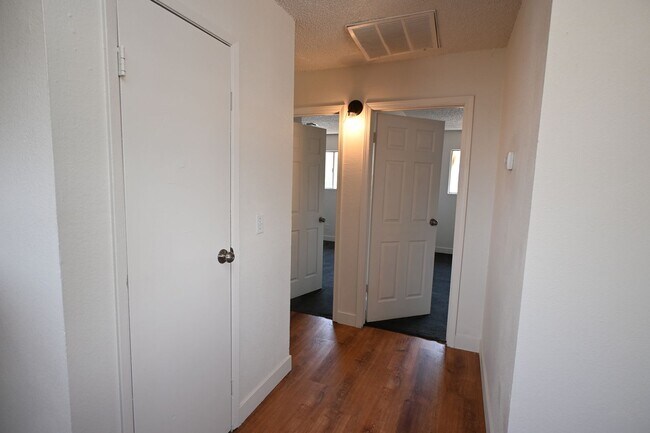 Building Photo - 2 Bedroom Apartment -Las Vegas -NO PETS -1...
