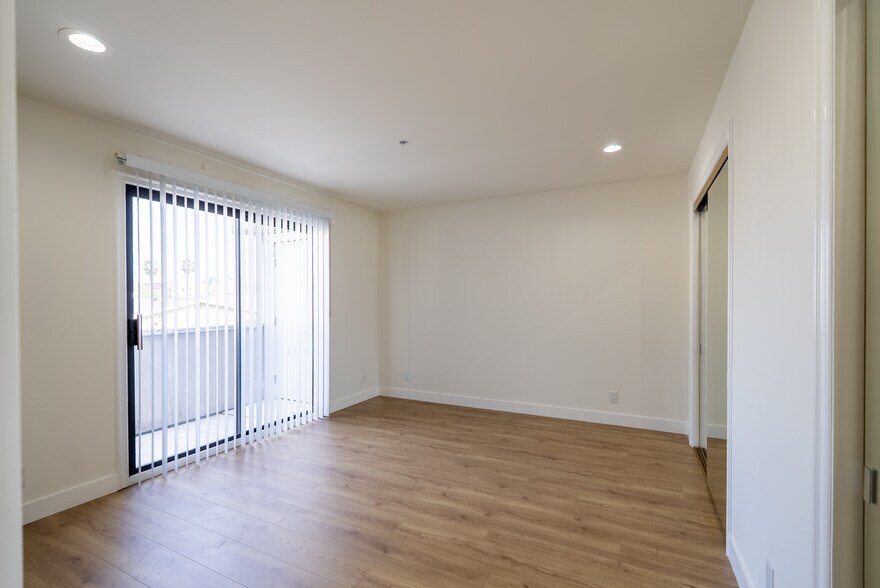 Building Photo - 1758 N Alexandria Ave