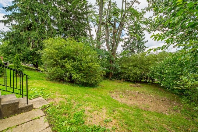 Building Photo - AVAILABLE SEPT 1ST!! Check out this FANTAS...