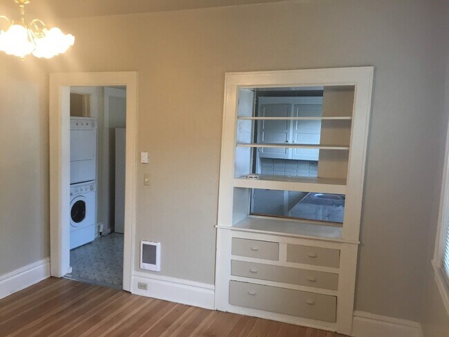 Building Photo - Great 2 Bedroom Bungalow Near Downtown and...