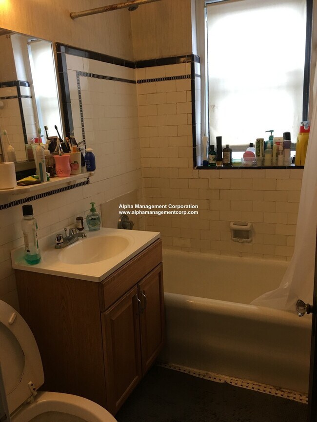 Building Photo - 349 Pleasant St