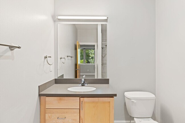 Building Photo - RARE 2 Bed, 2 1/2 Bath Townhome with Garage!