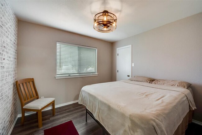 Building Photo - 617 Main St