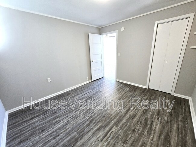 Building Photo - 720 Houston Ave