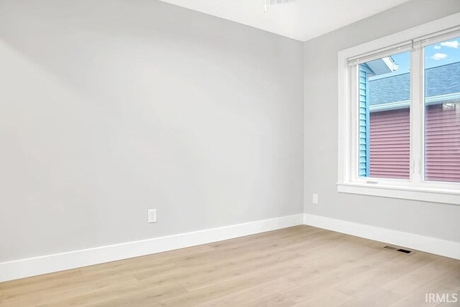 Building Photo - 1112 N Woodburn Ave