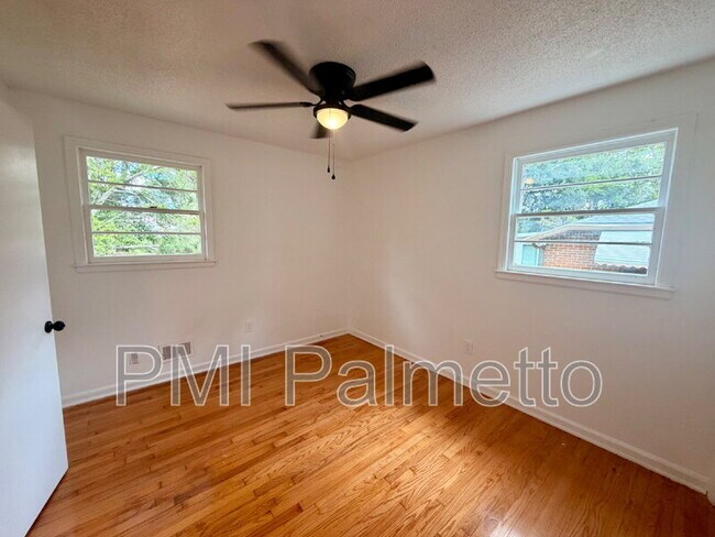 Building Photo - 1805 Carousel Cir