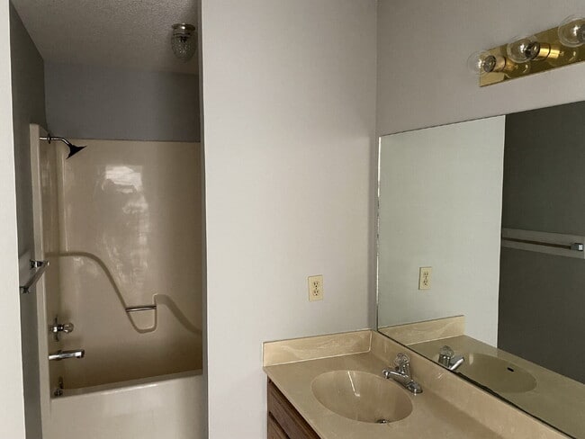 Building Photo - 503 Cammellia Dr Unit B