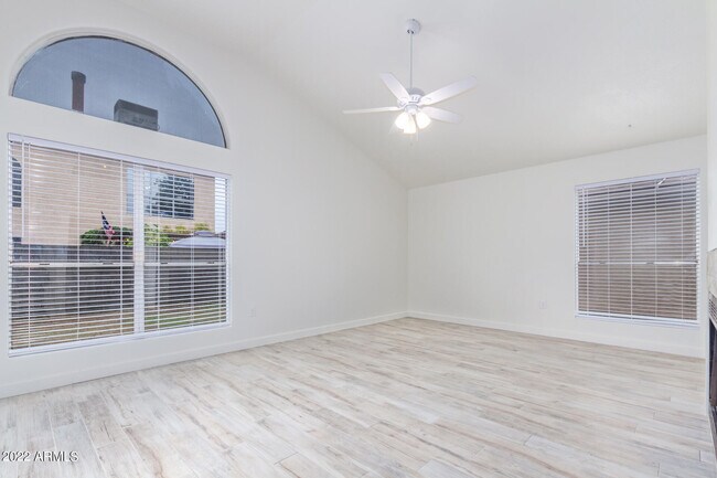 Building Photo - 509 E Rimrock Dr