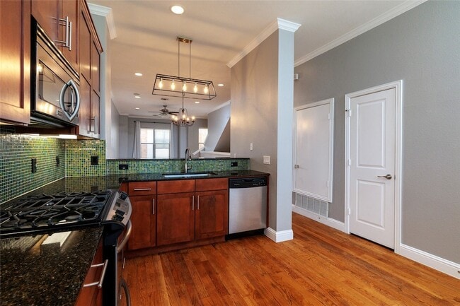 Building Photo - 724 Skyline Bluff Ct