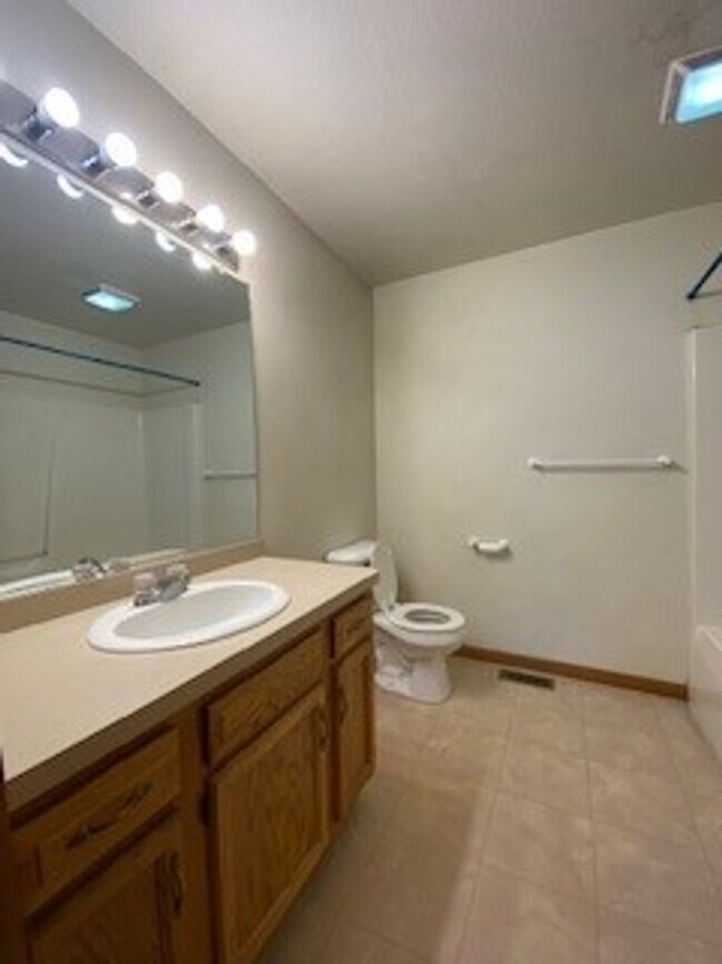 Building Photo - 212 Stonewall Ct