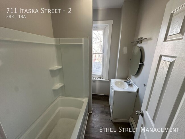 Building Photo - Spacious Three-Bedroom Apartment On The So...