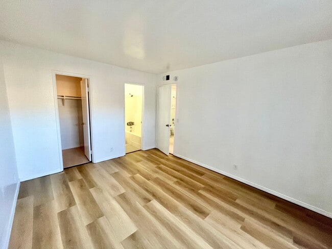Building Photo - 2BD/2BTH with Central A/C, Private Patio, ...
