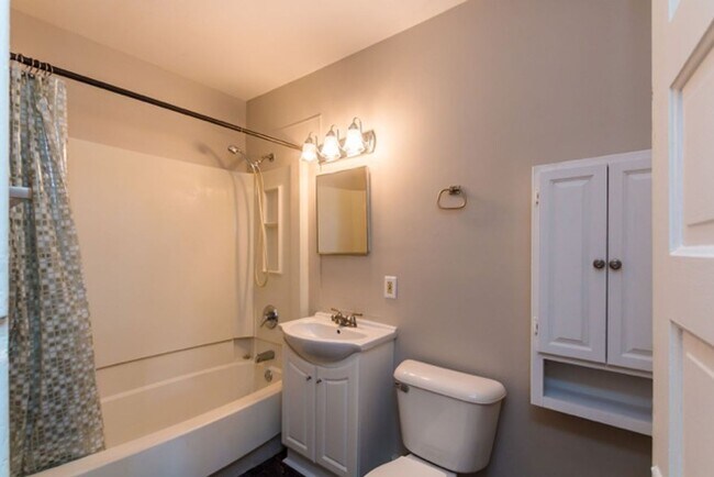 Building Photo - 423 4th Ave SE