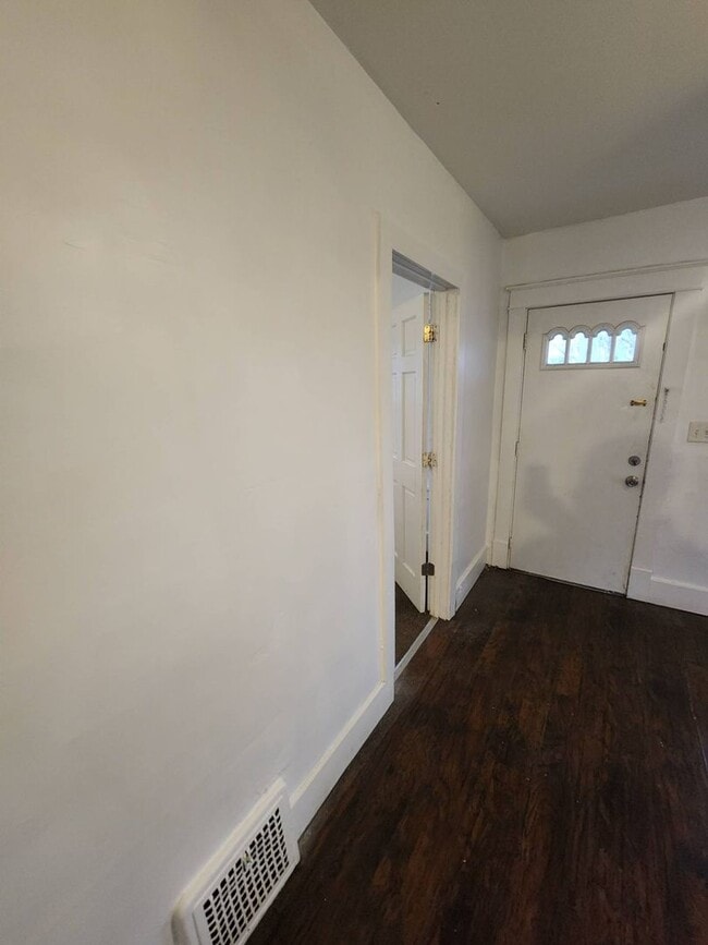 Building Photo - Charming 3-Bedroom Property in Prime Location