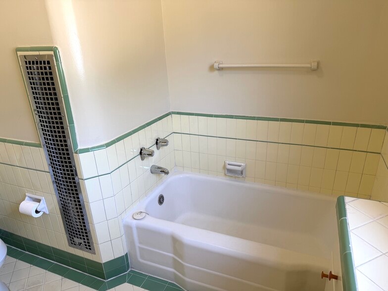 Building Photo - 5408 1/2 Franklin Ave