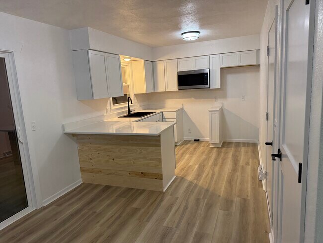 Building Photo - 250 Westridge Rd