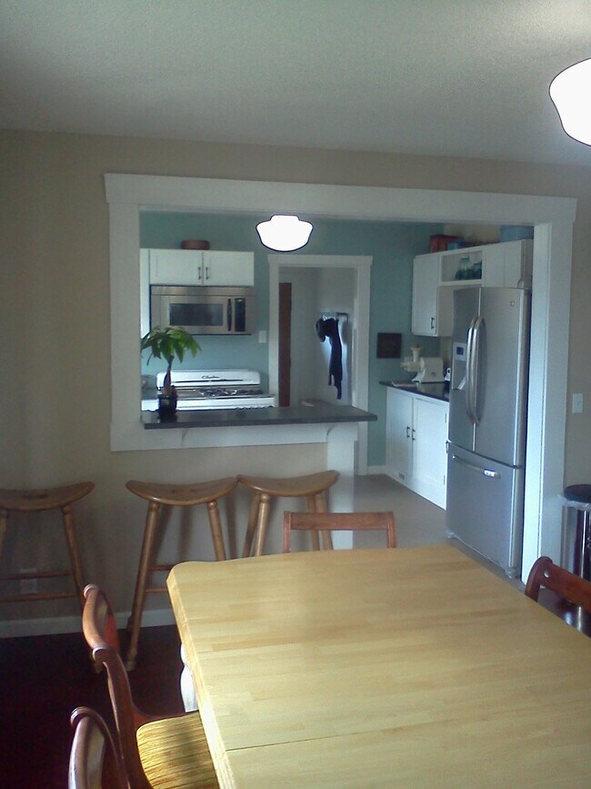 Building Photo - 1002 E Victor St