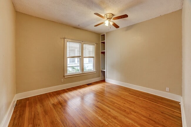 Building Photo - 2 Bed | 1.5 Bath in Midtown close to Utica Square & Cherry St!
