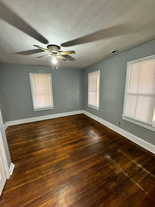 Building Photo - Roomy 3 bed 1 bath House in the Southside!