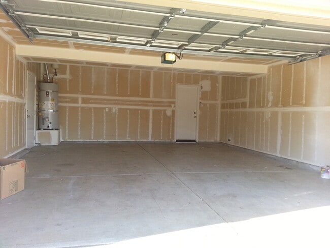 Building Photo - Located in a great neighborhood 5Bdm 3Ba Home With 2 Car Garage