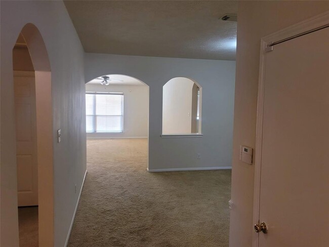 Building Photo - 3611 Elmwood Dale Dr