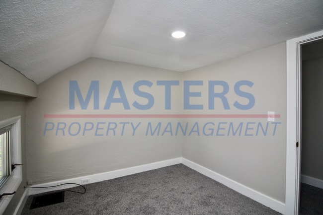 Building Photo - Three bedroom with 1 and a half bath tradi...