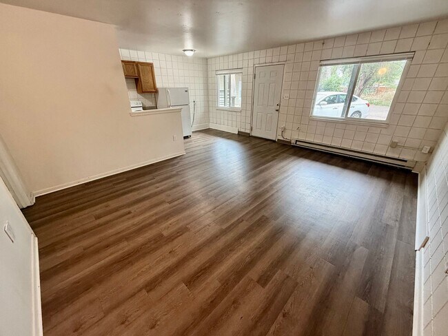 Building Photo - 509 S Bryan Ave