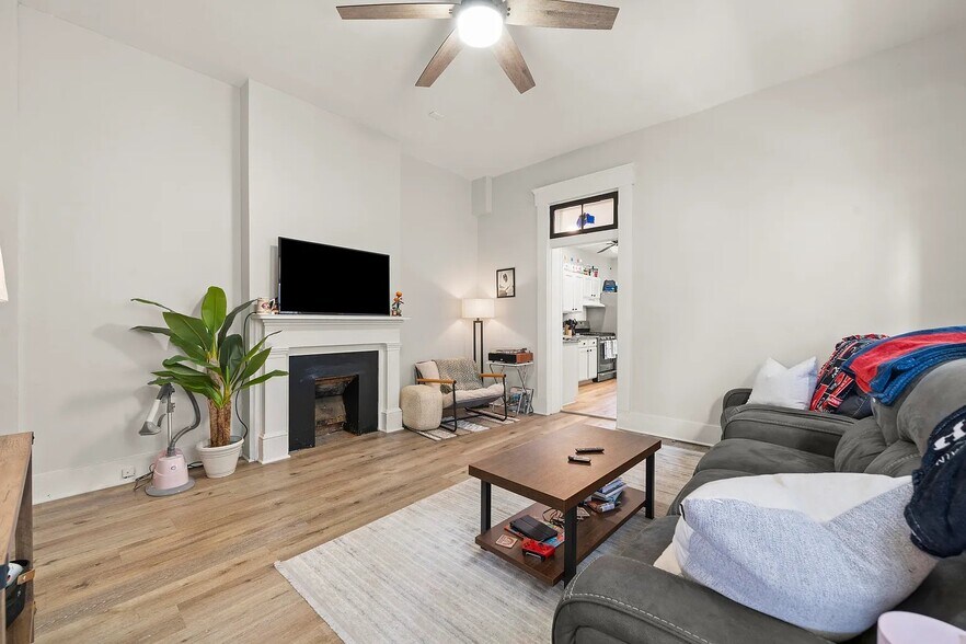 Building Photo - 211 E 5th St