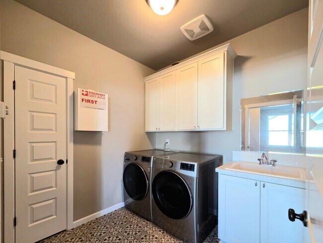 Building Photo - New 4 Bed Rambler | Fenced Yard | 2-car Garage | Move-In Ready House for Rent in Quincy!