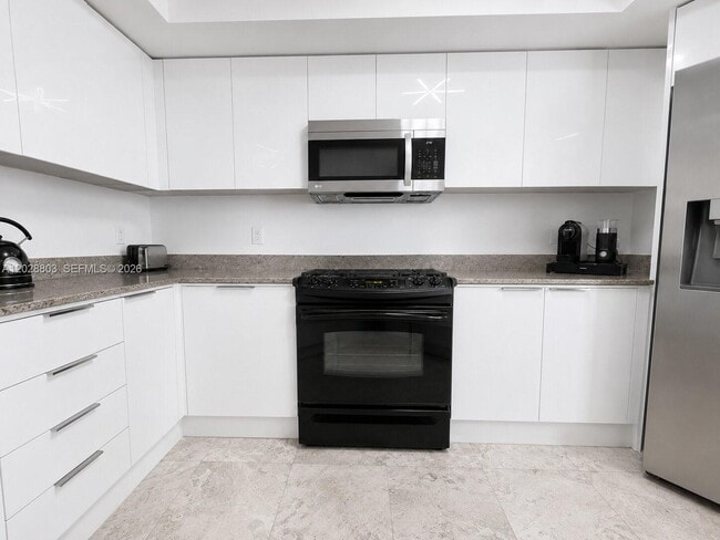Building Photo - 16699 Collins Ave