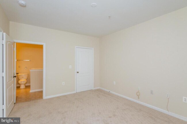 Building Photo - 400 Symphony Cir