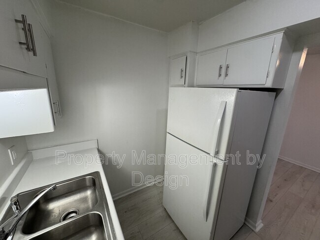 Building Photo - 1039 5th St