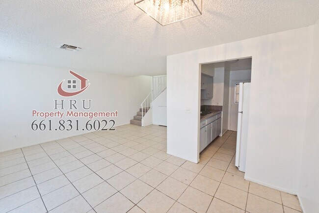 Building Photo - SW-3 bedrooms 2.5 baths condo