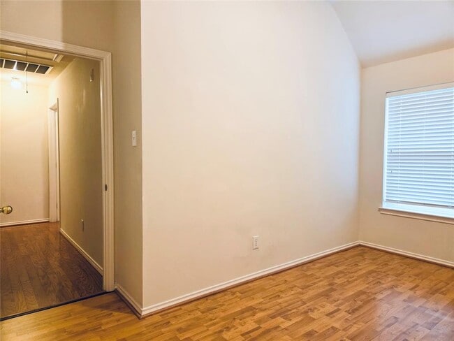 Building Photo - 3519 Chesapeake Ct