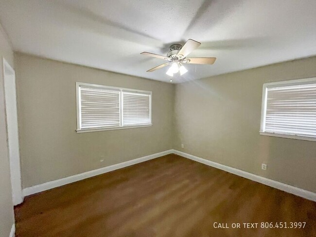 Building Photo - Adorable 3/2 Close to Texas Tech!