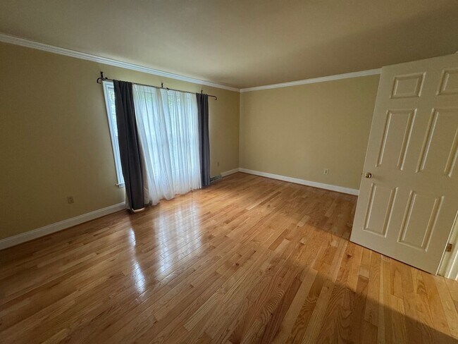 Building Photo - 102 Ravenwood Pl