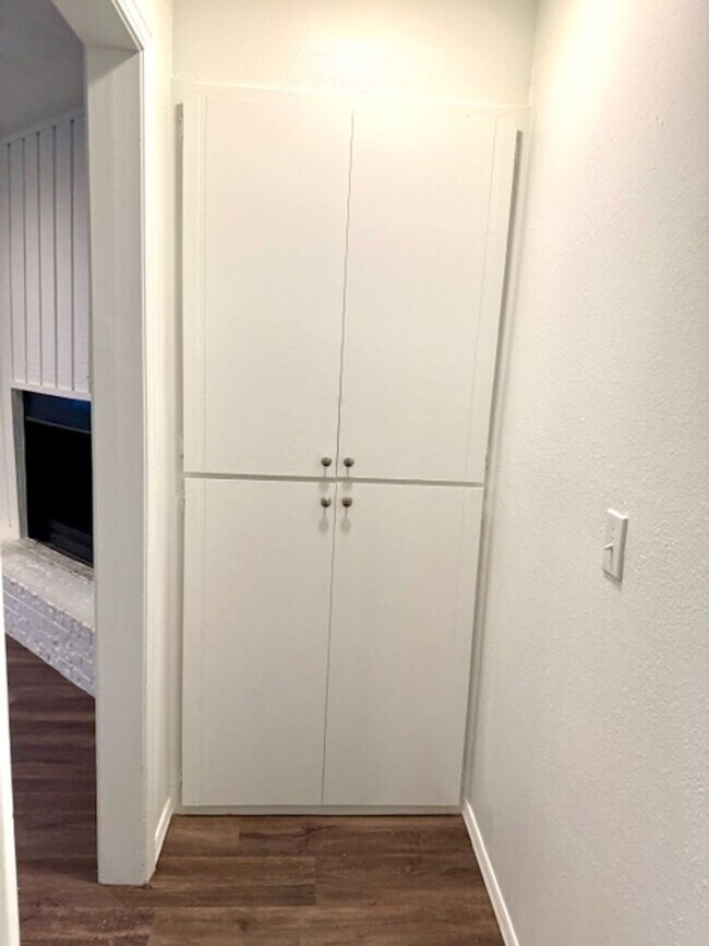 Building Photo - Very nice updated 2 bedroom / 2 bath Duple...