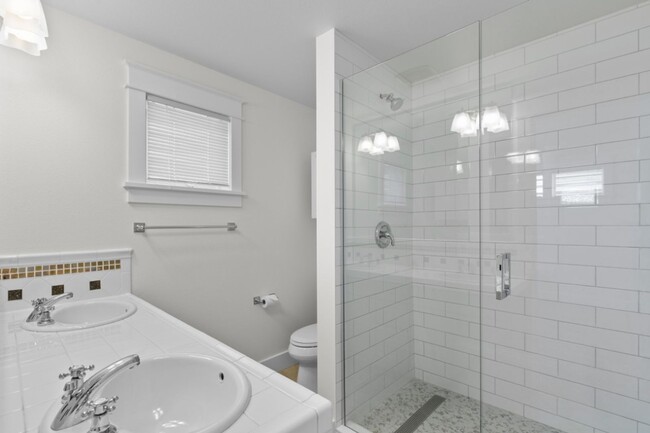 Building Photo - 3Bd/3Ba Seattle Townhouse