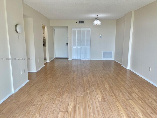 Building Photo - 919 Hillcrest Dr