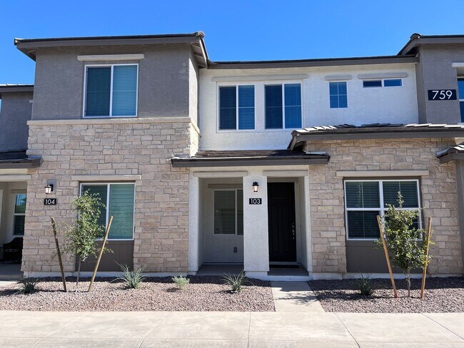 Building Photo - TOWN HOME WITH COMMUNITY POOL , GATED COMMUNITY in GILBERT!