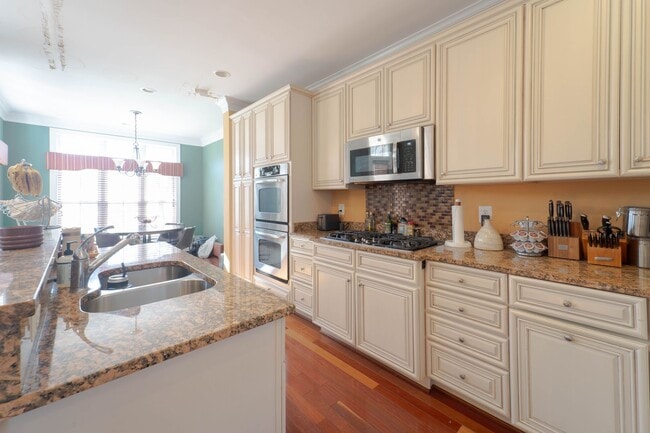 Building Photo - Well Appointed 3 Bedroom 3.5 Bath Townhome in Fairfax