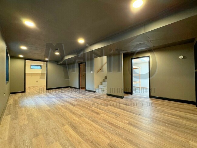 Building Photo - Stunning & Spacious South Hill Home