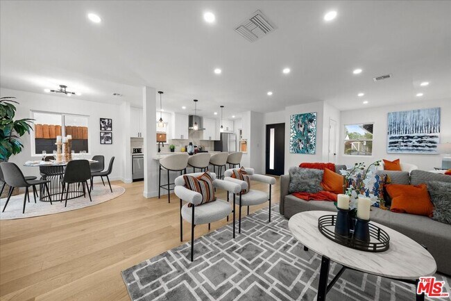 Building Photo - 5815 Saloma Ave