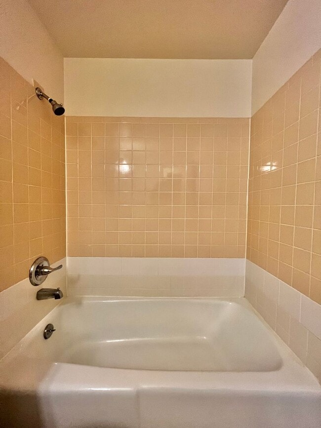 Building Photo - Robertson1001 (KC-JF-NB)