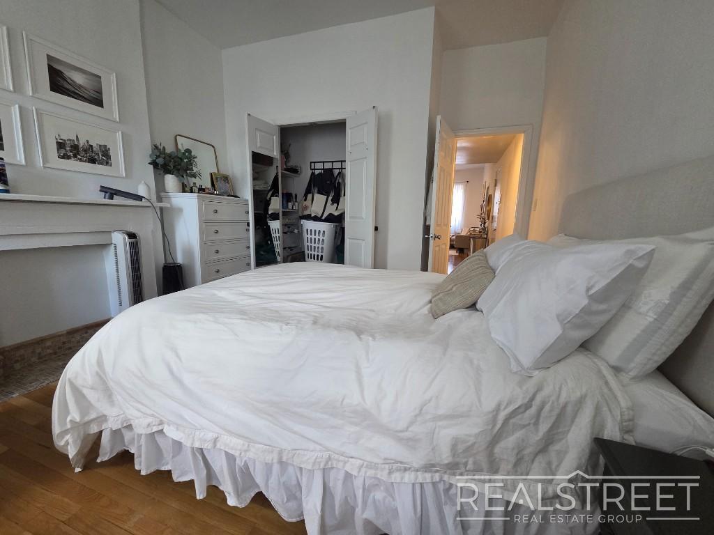 Building Photo - Magnificent 2BR in north Park Slope