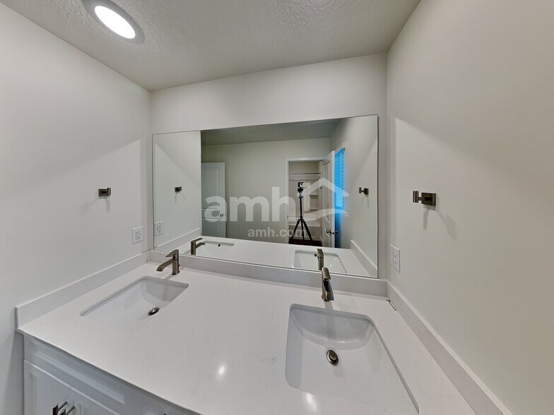 Building Photo - 3414 N Annabell St