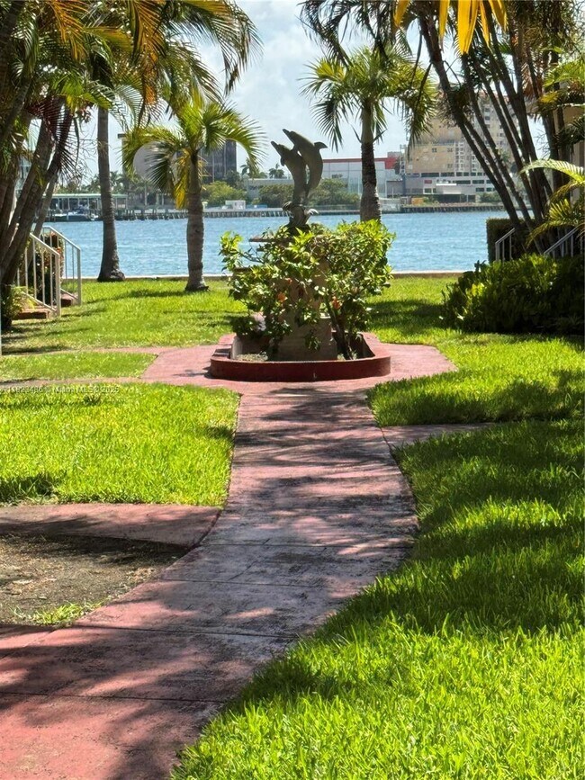 Building Photo - 2170 Bay Dr