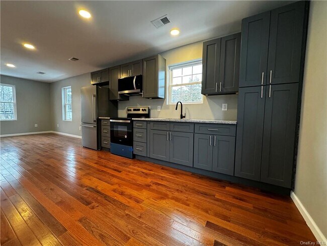 Building Photo - 8 5th Ave