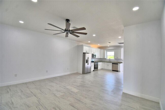Building Photo - 7951 Sarasota Dr